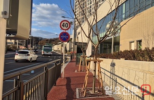 ' 민간공원 특례사업'으로 준공을 마친  공동 주택  주변 인도.  사진= 유인선 기자