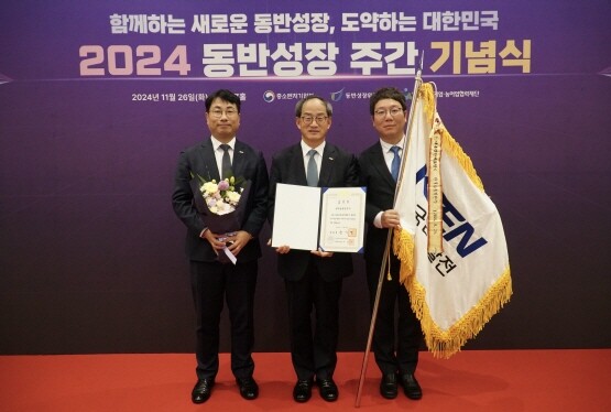 11월 26일 열린 2024 동반성장 주간 기념식에서 남동발전 직원들이 대통령상 수상 후 기념촬영을 하고 있다. 사진=한국남동발전 제공