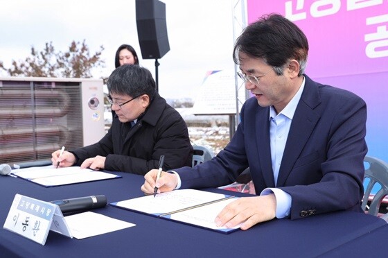 고양설문 연료전지 발전시설 공동협력 협약서에 사인하고 있는 이동환 고양시장(오른쪽). 사진=고양특례시 제공