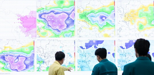 11월 28일 오전 경기도청 재난안전상황실에서 김동연 경기도지사가 폭설 대응 상황을 점검하고 있다. 사진=경기도 제공