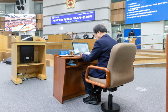 11월 28일 경기도의회 제4차 본회의에 폭설 현장 방문 후 급히 참석한 김동연 지사가 운동화 차림으로 자료를 확인하고 있다.  사진=경기도 제공