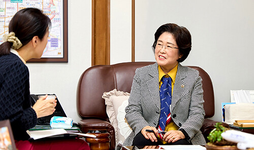 이재화(대구 서구) 대구시의회 부의장이 '일요신문' 김은주 본부장괴 인터뷰를 갖고 있다. 사진=대구시의회 제공