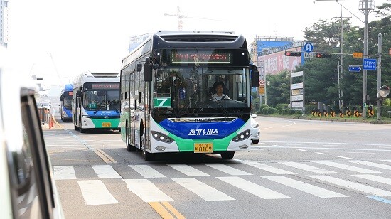 주행중인 과천시 시내버스 모습. 사진=과천시 제공