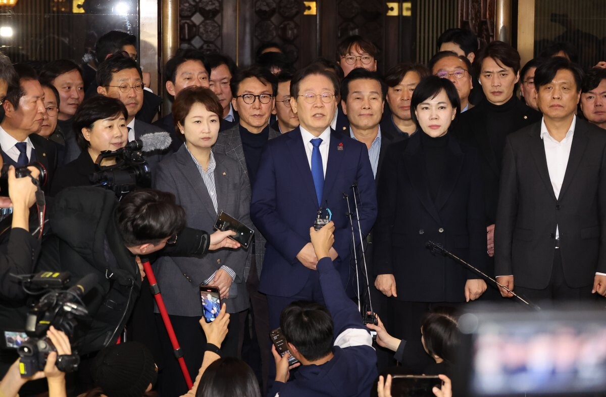 지난 4일 새벽 서울 여의도 국회 본회의에서 윤석열 대통령이 선포한 비상계엄 해제요구 결의안이 통과된 뒤 이재명 더불어민주당 대표가 입장을 밝히고 있다. 사진=연합뉴스