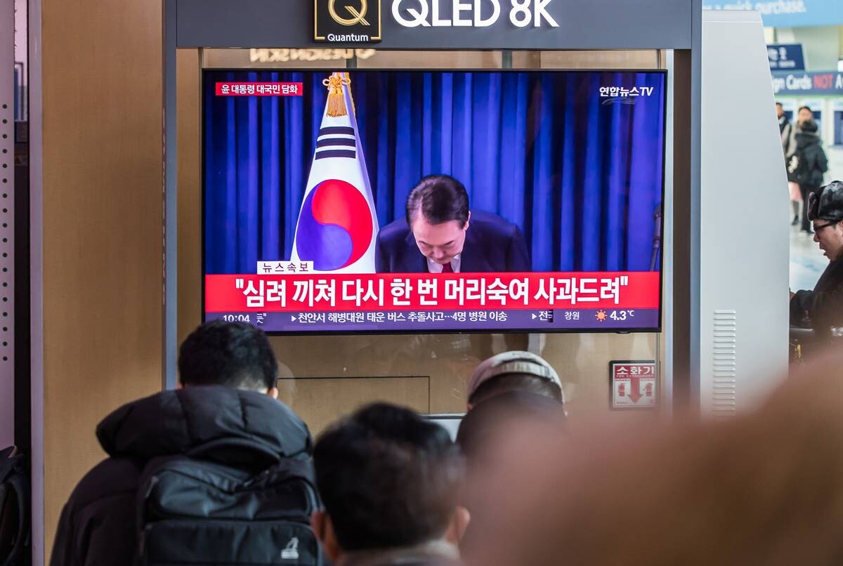 윤석열 대통령 탄핵소추안 표결이 예정된 7일 오전 서울역 대합실에서 시민들이 대통령 대국민 담화 중계를 지켜보고 있다. 사진=최준필 기자