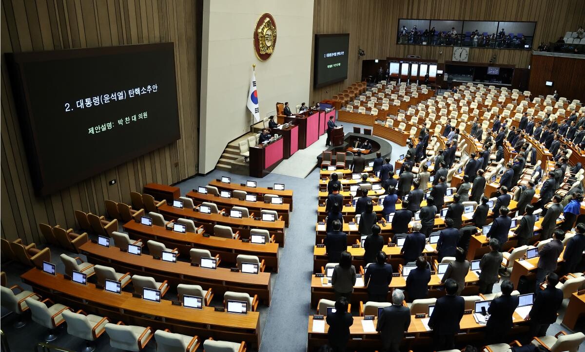 7일 오후 국회가 본회의장에서 윤석열 대통령 탄핵소추안 표결 투표를 진행하기 앞서 박찬대 더불어민주당 원내대표가 탄핵소추안 제안설명을 하고 있다. 사진=연합뉴스