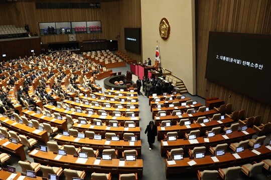지난 7일 밤 국민의힘 의원들이 퇴장한 국회 본회의장 모습. 사진=박은숙 기자