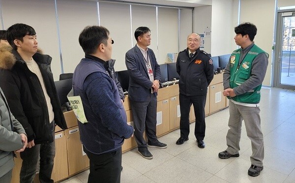 10일 대구소방안전본부가  ㈜쿠팡 대구물류센터에서 현장점검과 함께  관계자들과 면담을 하고 있다. 사진=대구시 제공