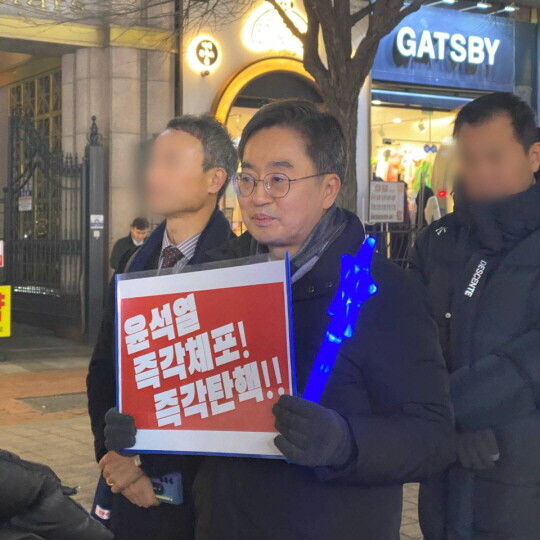 윤석열 즉각체포 즉각탄핵 피켓을 들고 1인 시위에 나선 김동연 지사. 사진=김동연 SNS