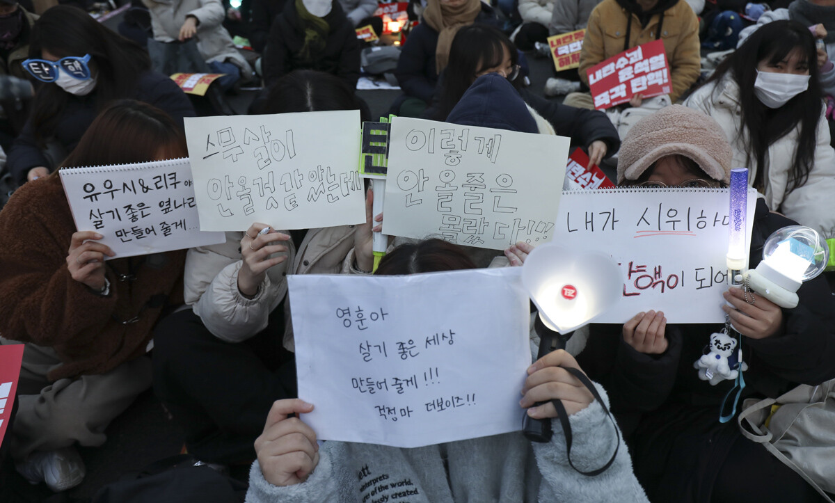 친구들과 함께 스케치북에 직접 문구를 쓰고 시위를 참가하고 있다. 사진=박정훈 기자