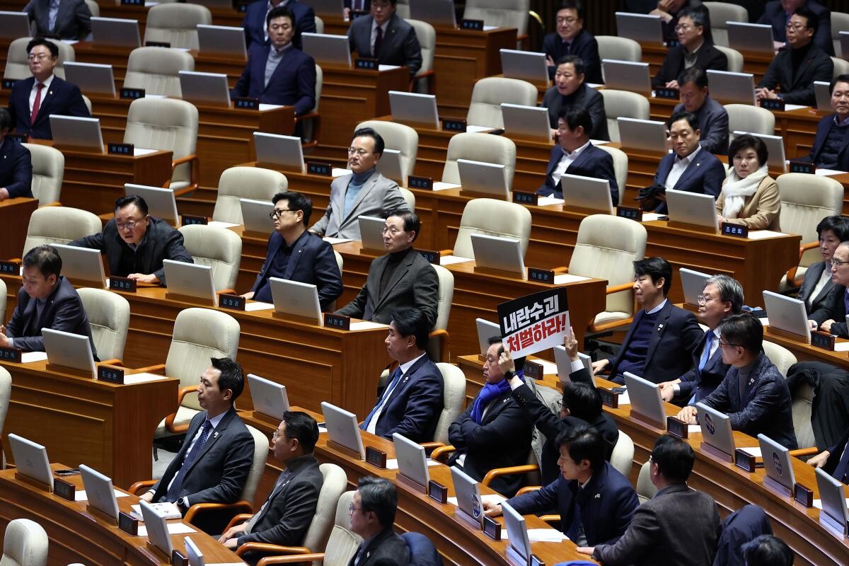 지난 3일 윤석열 대통령의 비상계엄 선포 후 나흘 뒤인 7일 국회 본회의장에서 한 여당 의원이 윤 대통령을 내란수괴로 지칭하며 처벌을 요구하는 손피켓을 들고 있다. 사진=연합뉴스