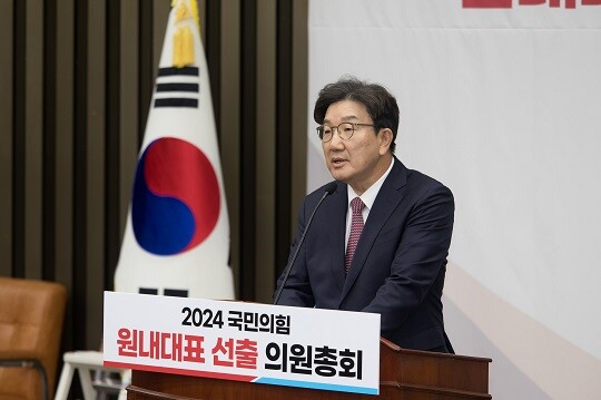 12월 12일 국회에서 열린 원내대표 선거에서 당선된 권성동 신임 원내대표가 당선 인사를 하고 있다. 사진=이종현 기자