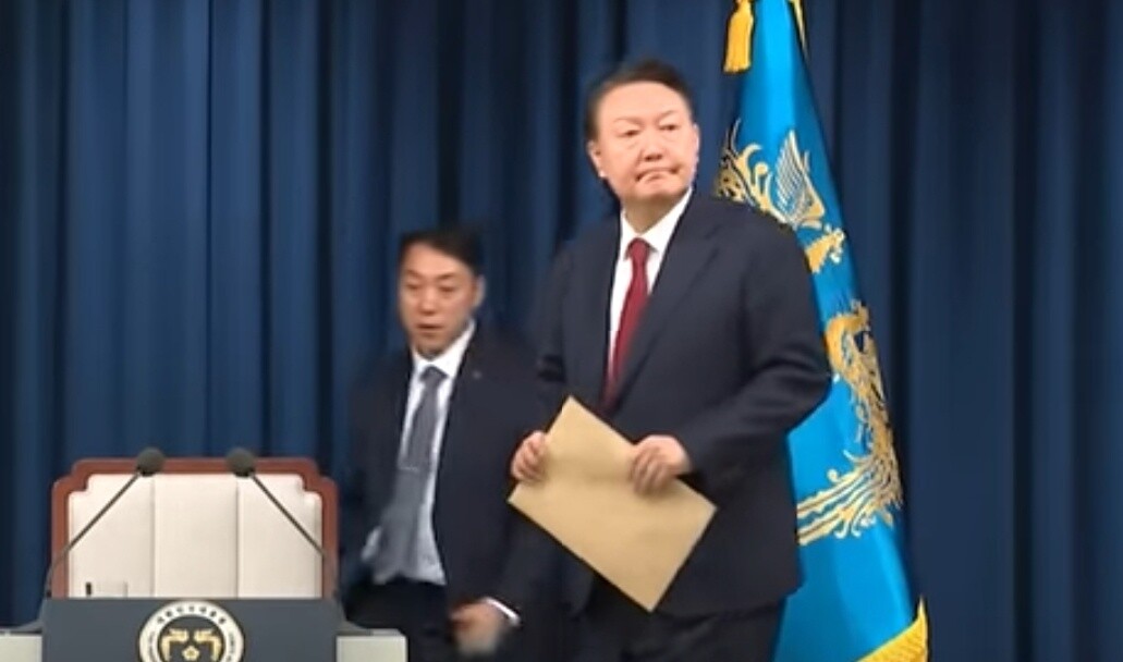 12월 3일 비상계엄 선포 담화문이 담긴 서류봉투를 들고 브리핑에 나선 윤석열 대통령. 사진=MBN 방송화면 캡처