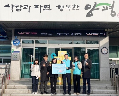 왕정현 국민건강보험공단 양평지사장과 이은주 양평군청 복지정책과장 등 관계자들이 기념촬영을 하고 있다. 사진=국민건강보험공단 양평지사 제공