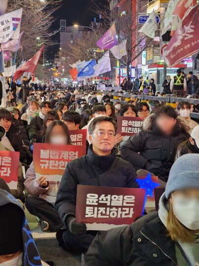 13일 신촌에서 대학생, 시민들과 함께 탄핵 촉구 집회에 참여한 김동연 지사. 사진=김동연 SNS