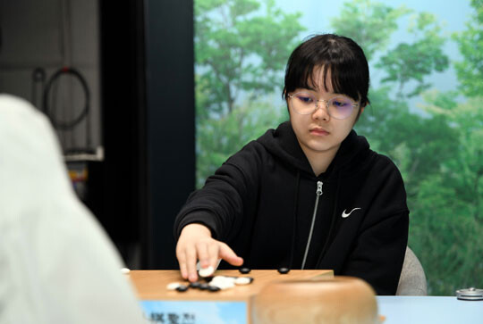 스미레 3단이 한국 무대 첫 타이틀을 노렸으나 언니들의 강력한 저항에 막혀 뜻을 이루지 못했다. 최정과의 여자기성전 결승 대국 모습. 사진=한국기원 제공