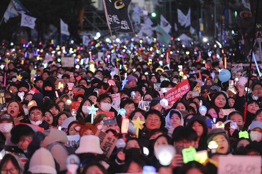 윤석열 대통령 탄핵소추안이 가결된 12월 14일 오후 서울 여의도 국회 앞에서 열린 촛불집회에 참석한 시민들이 응원봉과 촛불을 켠 채 환호하고 있다. 사진=박정훈 기자