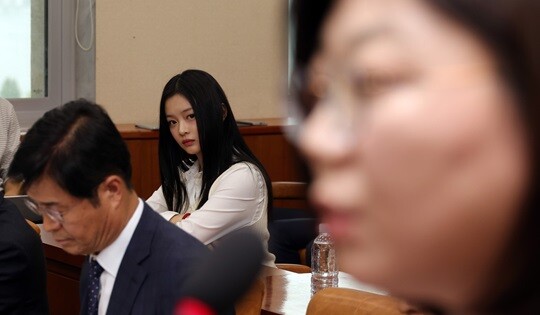 뉴진스의 멤버 하니가 10월 15일 오후 국회 환노위 국정감사에 출석해 김주영 어도어 대표의 발언을 듣고 있다. 사진=국회사진취재단