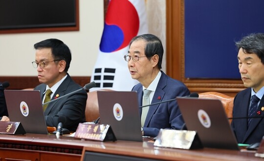 한덕수 대통령 권한대행 겸 국무총리가 12월 19일 서울 종로구 정부서울청사에서 열린 임시국무회의에서 발언하고 있다. 사진=국무총리실 제공