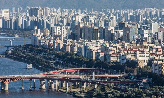 서울 매봉산 전망대에서 바라 본 강남 일대 아파트 모습. 사진=최준필 기자