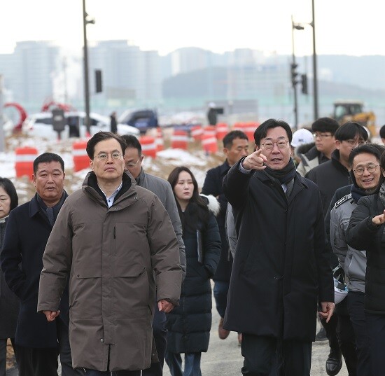 정명근 화성시장이 23일 경부고속도로 상부연결도로 현장을 점검하고 있다. 사진=화성시 제공