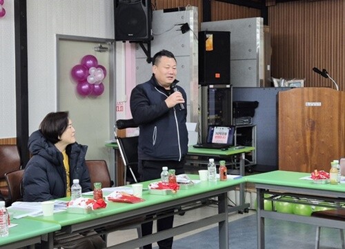 20일 성탄절을 앞두고 씨엘의집을 방문한 전국노점상총연합 신동환 의장이 인사말을 하고 있다. 사진=씨엘의집 제공