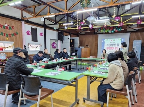 성탄절을 앞두고 씨엘의집을 방문한 전국노점상총연합의 신동환 의장 등 중부지역 회원들에게 사회복지법인 씨엘 시설장 등 종사자들이 시설 소개를 하고 있다. 사진=씨엘의집 제공