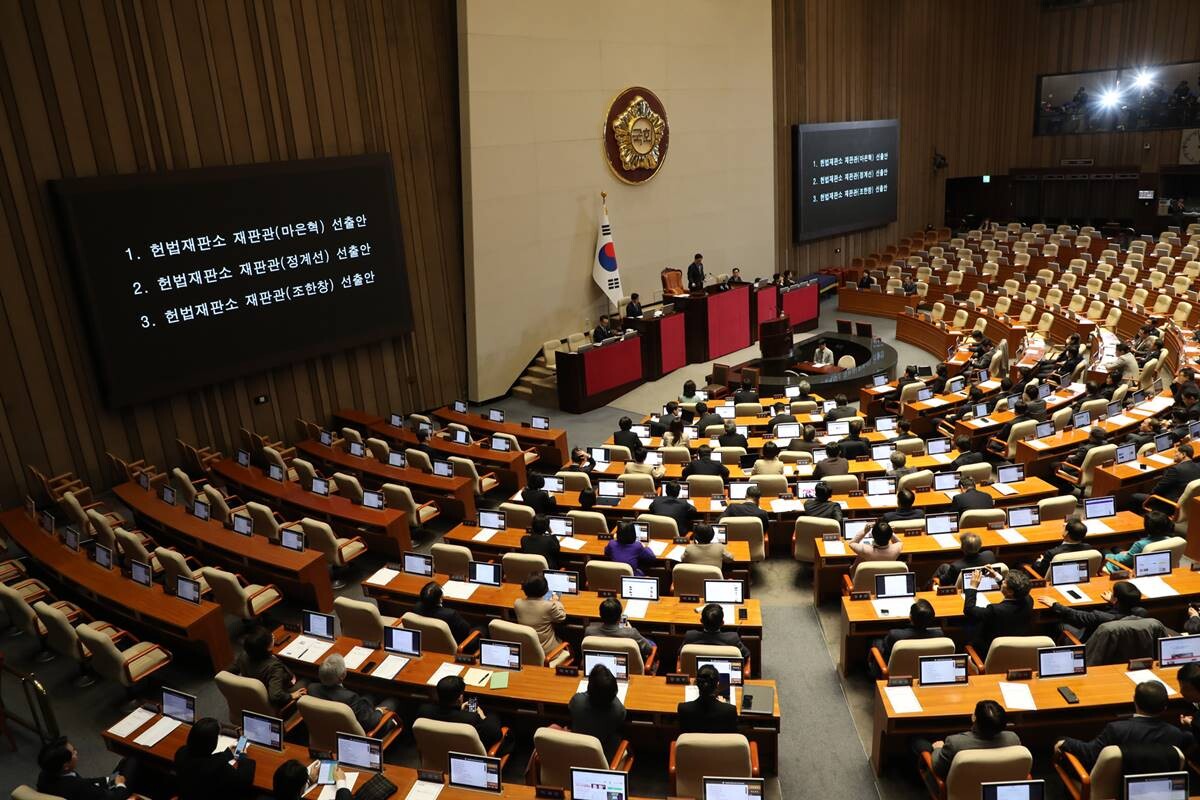 26일 오후 국회에서 열린 본회의에서 헌법재판소 재판관(마은혁, 정계선, 조한창) 선출안이 통과되고 있다. 사진=박은숙 기자