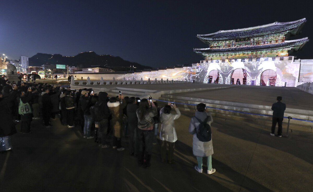 미디어 아트쇼를 보려고 시민들이 모여 있다.