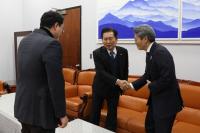 탄핵 경력자 vs 특수통 선배…막 오른 ‘윤석열 탄핵’ 창과 방패