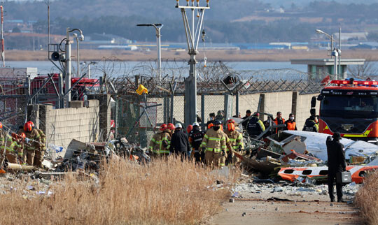 12월 29일 오전 전남 무안국제공항에서 착륙 중이던 항공기가 활주로를 이탈해 울타리 외벽을 충돌했다. 사고 현장에서 소방 당국이 인명 구조를 하는 모습. 사진=연합뉴스