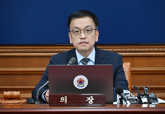 최상목 대통령 권한대행 겸 부총리가 2024년 12월 31일 국무회의에서 모두발언을 하고 있다. 사진=기획재정부 제공