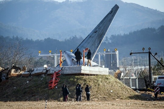 12월 31일 전남 무안군 무안국제공항 제주항공 여객기 참사 현장에서 미국 국가교통안전위원회(NTSB) 관계자들을 비롯한 한미합동조사단이 현장 조사를 하고 있다. 사진=최준필 기자