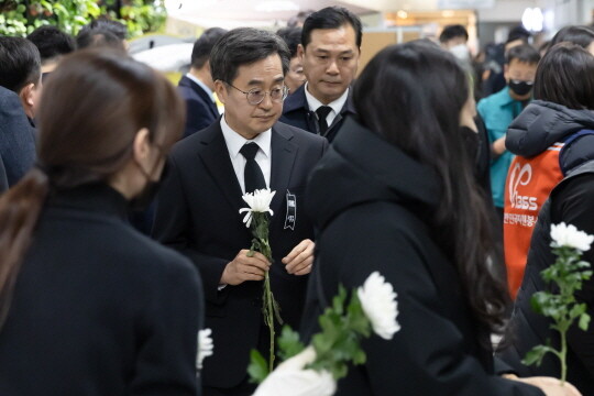 1시간 이상 줄을 서 기다린 후 조문에 나서는 김동연 지사. 사진=경기도 제공