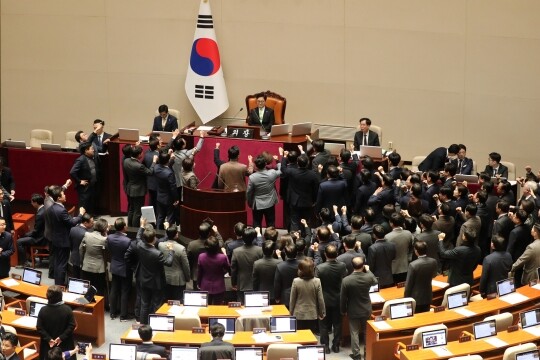 우원식 국회의장이 2024년 12월 27일 오후 국회 본회의에서 한덕수 국무총리 탄핵소추안 의결 정족수 재적의원 과반 결정에 반대하는 국민의힘 의원들의 항의를 받고 있다. 사진=박은숙 기자