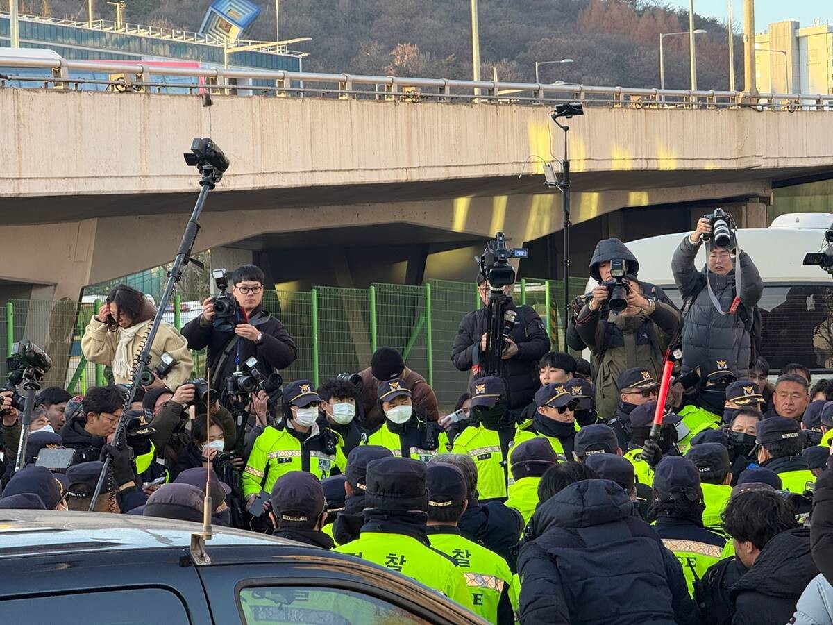 2일 오후 윤석열 대통령 지지자들이 서울 용산구 한남동 윤 대통령 관저 인근 바닥에 누워 골목을 점거하자 경찰이 강제해산을 진행했다. 사진=정소영 기자