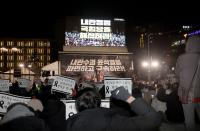 [시선25] 응원봉 잠시 내려놓고…애도 분위기 속 새해 첫 탄핵집회