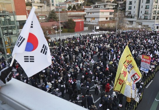 1월 2일 오후 서울 용산구 한남동 대통령 관저 인근에서 윤석열 대통령 지지자들이 공수처의 체포 집행에 반대하는 집회를 열고 있다. 사진=박정훈 기자