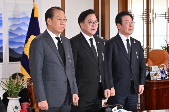 우원식 국회의장과 여야 대표가 2024년 12월 31일 오후 서울 여의도 국회 의장실에서 회동 전 기념촬영을 하고 있다. 왼쪽부터 권영세 국민의힘 비상대책위원장, 우 의장, 이재명 민주당 대표. 사진=국회사진취재단