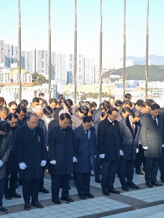 순직선원 위령탑에서 참배하는 한국해운조합 이채익 이사장. 사진=한국해운조합 제공