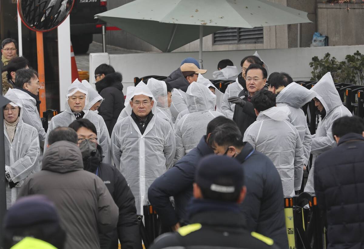 윤석열 대통령 체포영장 만료 시한인 지난 6일 오전 국민의힘 의원들이 영장 집행을 막으러 서울 용산구 한남동 대통령 관저 정문 앞에 모여있다. 사진=박정훈 기자