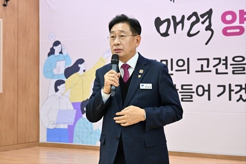 2024년 군정성과를 설명하는 전진선 양평군수. 사진=김현술 기자