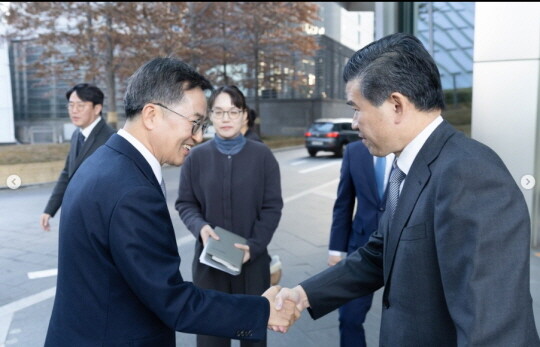 김동연 경기도지사가 제임스 김 주한미국상공회의소 회장과 악수하고 있다. 사진=경기도 제공