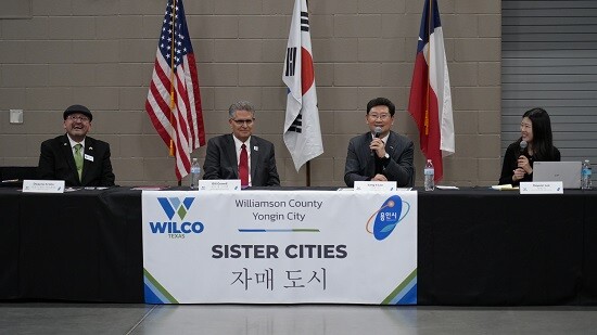 이상일 용인특례시장이 현지시간 1월 9일 미국 윌리엄슨 카운티를 방문해 자매결연 협약서에 서명하고 인사말을 하고 있다. 사진=용인특례시 제공