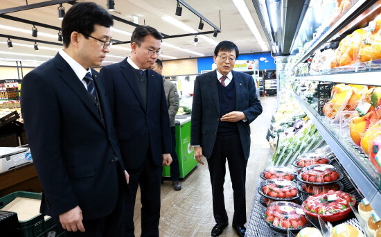 설 명절 대비 식품안전 특별 점검 실시 모습. 사진=경남농협 제공