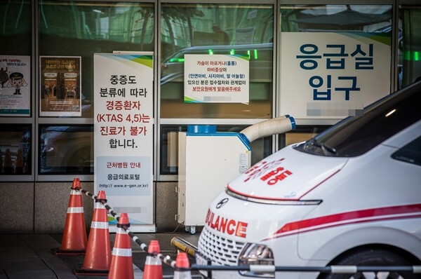 정부는 설 연휴 동안 응급진료 전문의 진찰료의 250% 가산해 지원하고, 응급의료행위는 150%, 권역지역센터 배후진료는 야간 휴일에 100%를 가산해 지원하기로 했다. 사진=최준필 기자