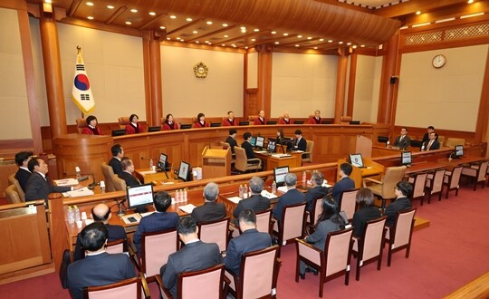 문형배 헌법재판소장 권한대행을 비롯한 헌법재판관들이 1월 14일 서울 종로구 헌법재판소에서 열린 윤석열 대통령 탄핵심판 사건 첫 변론기일에 참석해 있다. 사진=임준선 기자