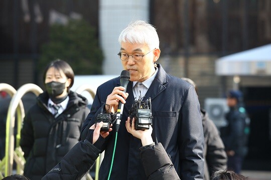 천대엽 법원행정처장이 1월 19일 윤석열 대통령 지지자들이 난입한 서울서부지방법원을 방문해 점검을 마친 뒤 취재진 질문에 답변하고 있다. 사진=임준선 기자