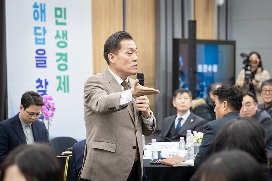 이재준 수원특례시장이  20일 '위기의 민생경제 대전환 토론회'에서 개회사를 하고 있다. 사진=수원특례시 제공