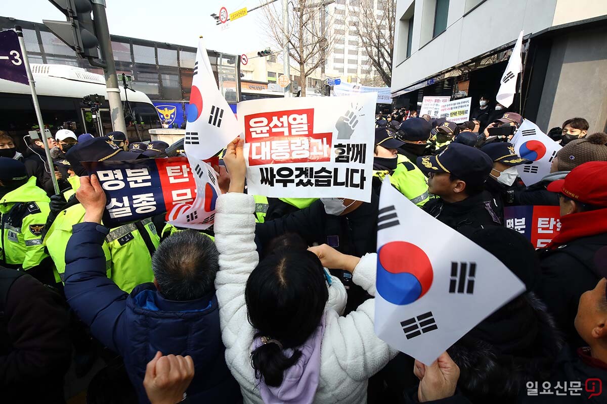 헌법재판소 인근에서 윤석열 대통령 지지자들이 집회를 열고 있다. 사진=임준선 기자